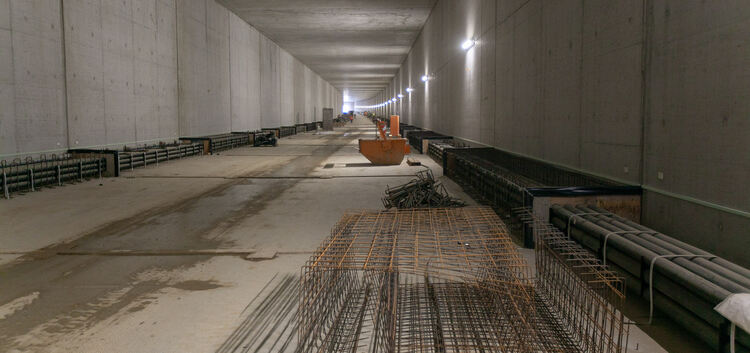 Die Wände und der Boden im Tunnel sind nackt. Schienen werden ab 2021 verlegt. Fotos: Roberto Bulgrin