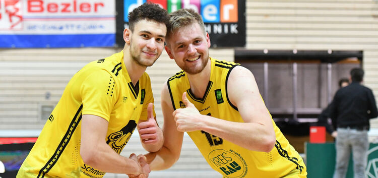 Daumen hoch: Kevin Wohlrath (links) und Till Pape nach dem Sieg gegen Rostock.Foto: Tanja Spindler
