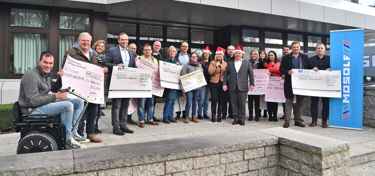 Die Empfänger der Geldspenden präsentieren ihre Schecks vor dem Mosolf-Firmensitz in Kirchheim. Foto: Markus Brändli