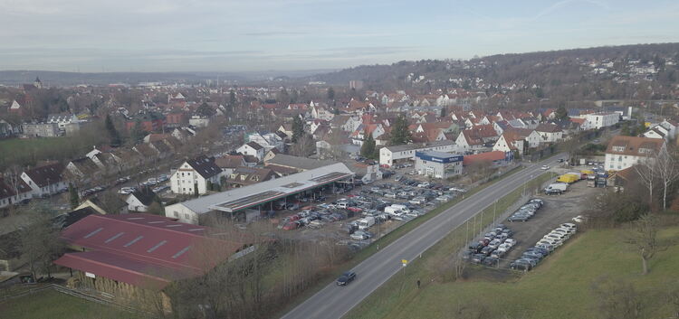 Die Abstellflächen für Autos links und rechts der Bundesstraße sollen zu neuen Wohngebieten werden. Foto: Carsten Riedl