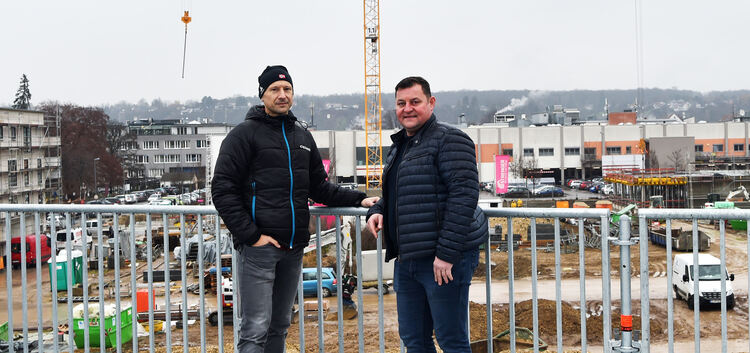 Das Foto zeigt Firmenchef Ferencz Luczky (rechts) und Oberbauleiter Miro Abdic auf ihrer Großbaustelle am Steingau-Areal. Foto:
