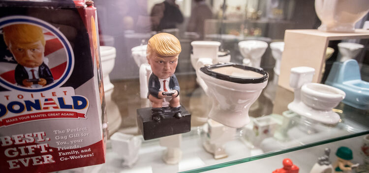 Die Ausstellung zeigt eine kleine Abbildung des amerikanischen Präsidenten Donald Trump auf dem stillen Örtchen. Der Hersteller