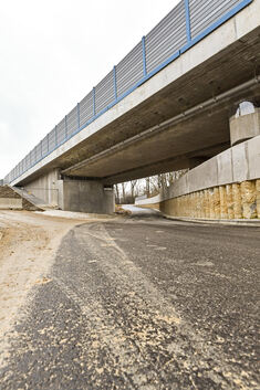 Neu angelegter Radweg entlang der Lindach Richtung Jesingen, Neue Brücke der ICE Strecke, radfahren