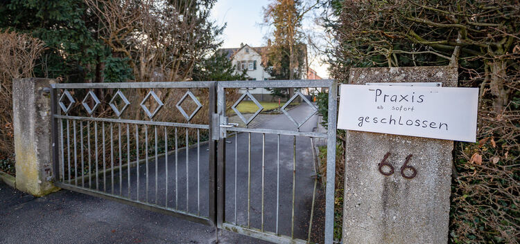Lediglich ein Schild weist darauf hin, dass die Ärztinnen nicht mehr in Kirchheim praktizieren.Foto: Carsten Riedl