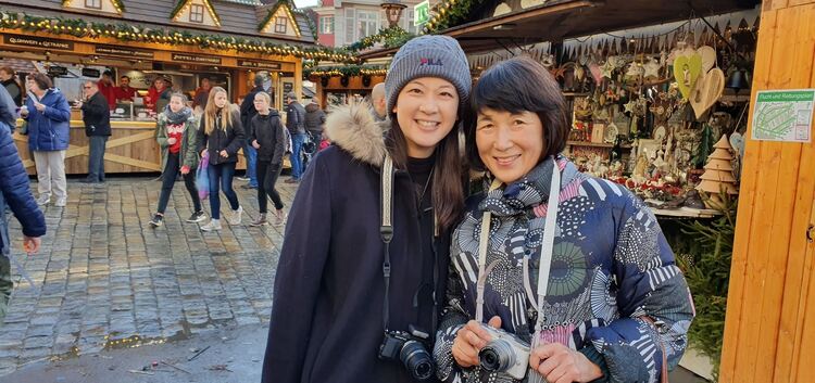 Immer beliebter auch bei Touristen aus Fernost: Kuriko und ihre Mutter sind begeistert vom Esslinger Weihnachtsmarkt. Foto: Amel
