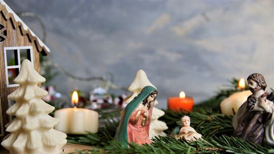 Ein Adventskranz sorgt für eine schöne Stimmung. Doch er bietet auch Gefahren. Foto: Thomas Krytzner