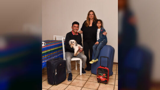 Auf gepackten Koffern sitzt Familie Villamar Ruiz. Foto: Markus Brändli