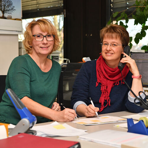 Terminplanung ist ihr Metier: Monika Jansen (links) und Annette Koch managen das Sekretariat der Teckboten-Redaktion.Foto: Marku