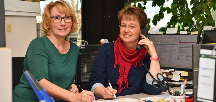 Terminplanung ist ihr Metier: Monika Jansen (links) und Annette Koch managen das Sekretariat der Teckboten-Redaktion.Foto: Marku