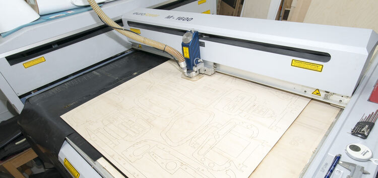 Hier entstehen Lasercut-Teile aus einer Holzplatte.