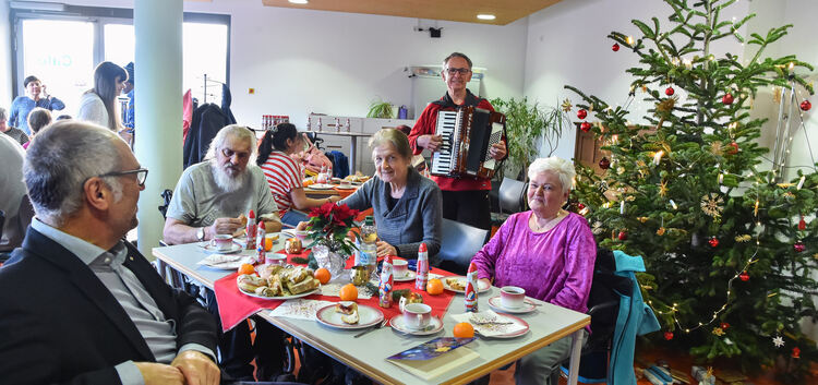 Alfred Bachmann stimmte die Gäste mit Weihnachtsliedern auf das Fest ein.Foto: Markus Brändli