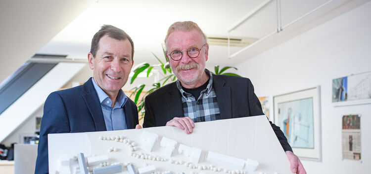 Der Kreisbau-Vorstand, bestehend aus Bernd Weiler (links) und Georg Hörmann, präsentiert ein Zukunftsmodell für Badwiesen und Sc