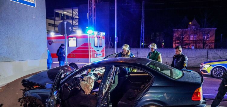 Esslingen (ES): Unfall endet an Hauswand<br />Ein 22jaehriger Esslinger befuhr mit seiner 20jaehrigen Beifahrerin am Samstagaben