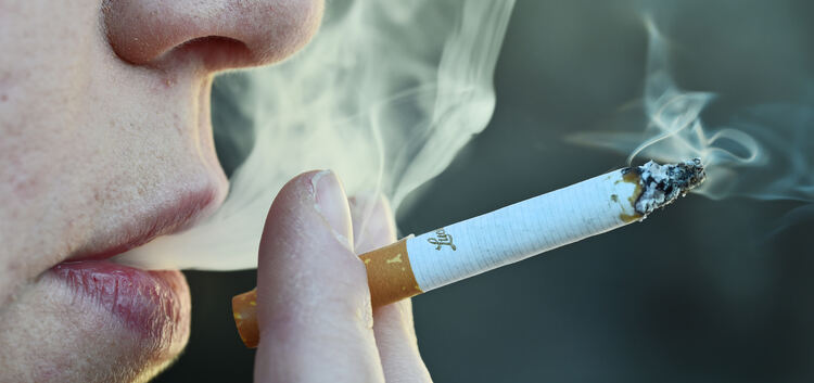 Der Klassiker: Mit dem Rauchen wollen auch 2020 wieder viele Menschen aufhören.  Fotos: Markus Brändli/Heike Siegemund