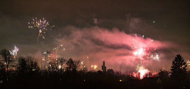 Mit farbenfrohem Feuerwerksspektakel haben die Menschen in Kirchheim und Umgebung das neue Jahr begrüßt. Fotos: Carsten Riedl/¿M