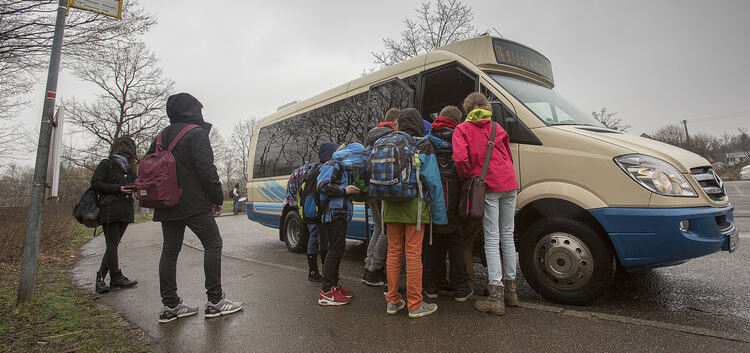 Schulbusse sind teils so überfüllt, dass nicht alle Schüler mitgenommen werden können.Archivfoto: Carsten Riedl