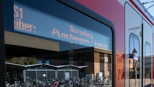 Ein besserer S-Bahn-Takt soll helfen, dass Verkehrsteilnehmer außer aufs Fahrrad auch auf die Bahn umsteigen und so den Autoverk Ein besserer S-Bahn-Takt soll helfen, dass Verkehrsteilnehmer außer aufs Fahrrad auch auf die Bahn umsteigen und so den Autoverk