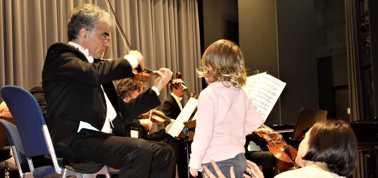 Musiker und Instrumente hautnah erleben konnten die kleinen Gäste in der Stadthalle.Fotos: Gabriele Böhm