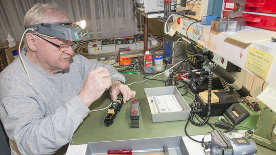 Gerhard Walchners Werkstatt ist mit allem Nötigen ausgerüstet - vom Mikroskop über die Fräse bis zu den Ersatzteilen.Fotos: Pete
