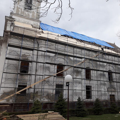 Voll eingerüstet: Der Fortschritt der Renovierungsarbeiten an der Bulkeser Kirche ist sichtbar. Fotos: pr
