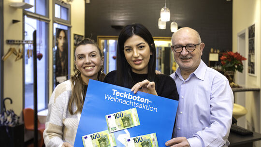 Hat die Spendierhosen an: Friseur Luciano Adornetto, hier mit seinem Team.Fotos: Jean-Luc Jacques Hat die Spendierhosen an: Friseur Luciano Adornetto, hier mit seinem Team.Fotos: Jean-Luc Jacques