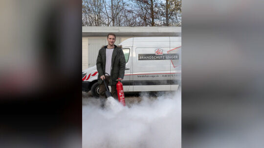 Er kämpft für den Brandschutz und spendet für die gute Sache: Markus Schurr von Brandschutz Unger in Schlierbach.Foto: Carsten R Er kämpft für den Brandschutz und spendet für die gute Sache: Markus Schurr von Brandschutz Unger in Schlierbach.Foto: Carsten R