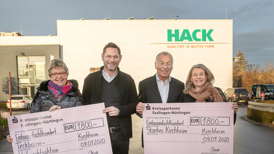Gunnar und Wolfgang Hack (in der Bildmitte von links) von Hack Formenbau in Ötlingen überreichen zwei gewichtige Schecks an Chri