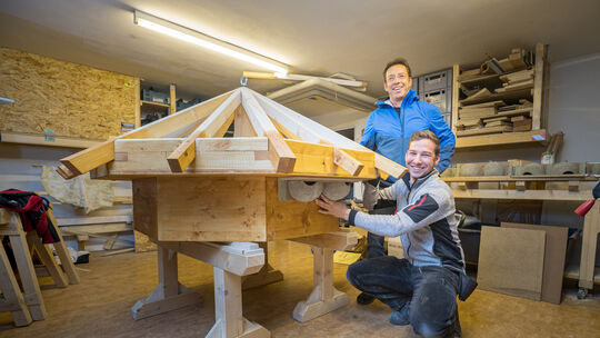 Christian Schiller und sein Vater Christoph präsentieren den Rohbau. Foto: Carsten Riedl Christian Schiller und sein Vater Christoph präsentieren den Rohbau. Foto: Carsten Riedl