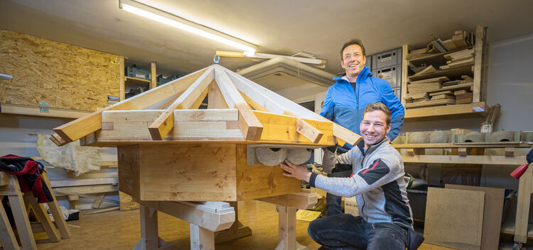Christian Schiller und sein Vater Christoph präsentieren den Rohbau. Foto: Carsten Riedl