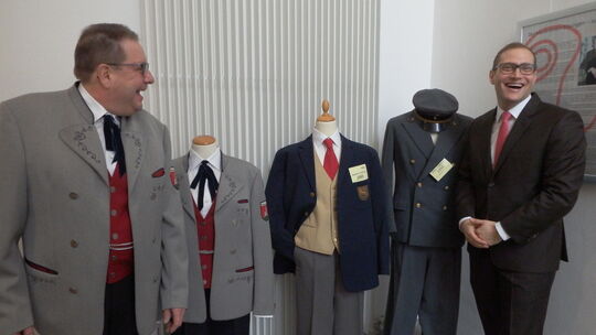 Vereins-Chef Günter Reinöhl ( links) und Bürgermeister Marcel Musolf fachsimpelten über ausgediente Uniformen. Fotos: Patricia J Vereins-Chef Günter Reinöhl ( links) und Bürgermeister Marcel Musolf fachsimpelten über ausgediente Uniformen. Fotos: Patricia J