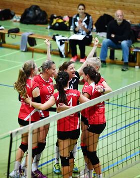 Und dann die Hände zum Himmel: Die Dettinger Volleyballerinnen behaupten sich in der Spitzengruppe der Regionalliga. Foto: Marku