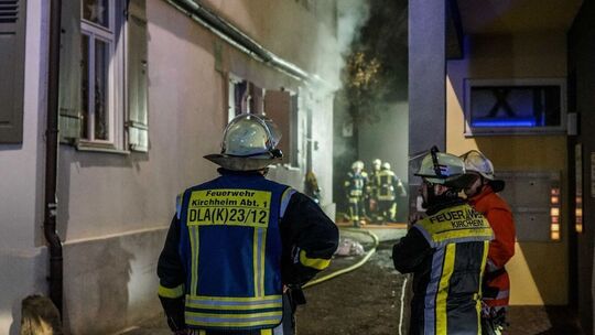 Starker Rauch drang aus dem Fachwerkhaus.