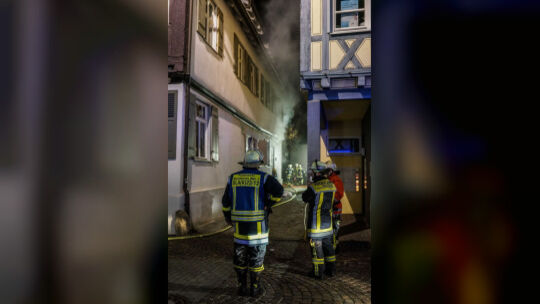 Starker Rauch drang aus dem Fachwerkhaus. Starker Rauch drang aus dem Fachwerkhaus.