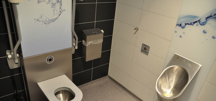 Sieht ordentlich aus, ist aber auch ordentlich teuer: Die Toilette am Plochinger Bahnhof. Foto: Karin Ait Atmane