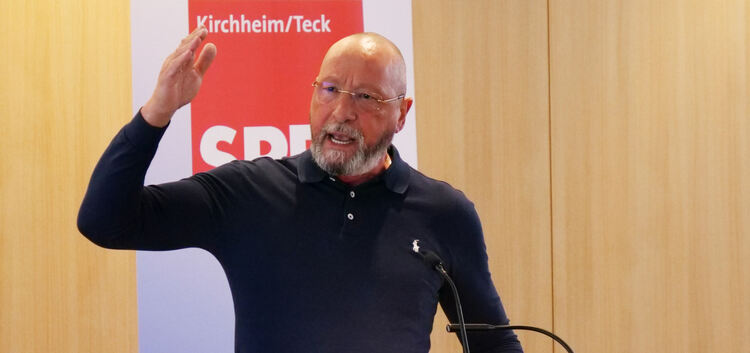 Uwe Hück beim Neujahrsempfang der Kirchheimer SPD. Der Pforzheimer Stadtrat ist als Betriebsratsvorsitzender der Porsche AG beka