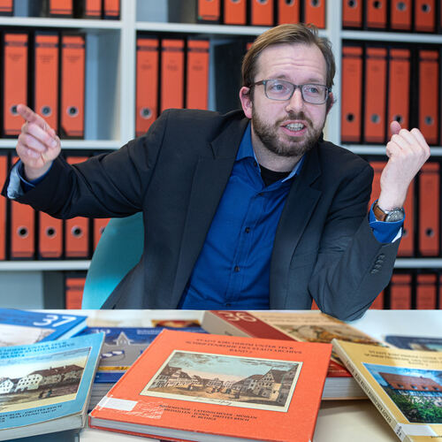 Frank Bauer sieht in der Schriftenreihe des Kirchheimer Stadtarchivs „viele tolle Studien“ versammelt, die aus der Geschichte he