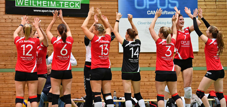 Abklatschen: Die TTV-Frauen steuern auf Relegationskurs. Foto: Markus Brändli