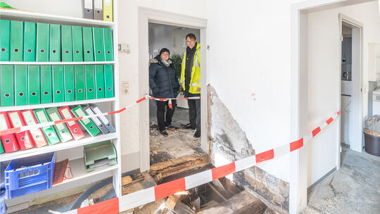 Michael Bösinger und Ute Schauz begutachten fassungslos das, was zehn Jahre lang ihr Büro war.Foto: Carsten Riedl Michael Bösinger und Ute Schauz begutachten fassungslos das, was zehn Jahre lang ihr Büro war.Foto: Carsten Riedl