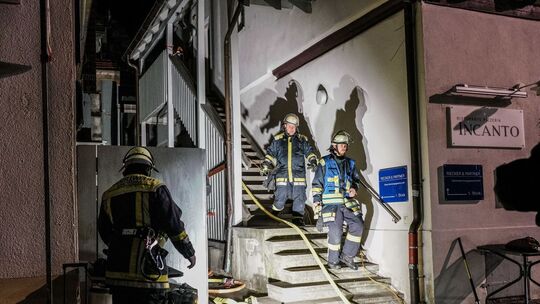 Löscharbeiten vor gut einer Woche in der Kornstraße. Die Treppe führt zu Riecker und Partner hinauf.Foto: SDMG/Kohls Löscharbeiten vor gut einer Woche in der Kornstraße. Die Treppe führt zu Riecker und Partner hinauf.Foto: SDMG/Kohls