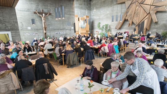 In der Thomaskirche kommen sich die Menschen beim Essen ungezwungen näher. Fotos: Peter Dietrich