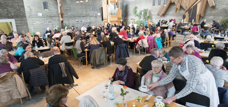In der Thomaskirche kommen sich die Menschen beim Essen ungezwungen näher. Fotos: Peter Dietrich