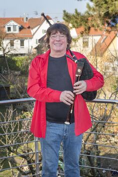 Reinhard Müller beweist an vielen Instrumenten sein können. Foto: Peter Diertrich