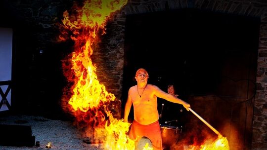 Der Entertainer kann sowohl mit dem Feuer als auch mit den Worten umgehen. Archivfoto: pr Der Entertainer kann sowohl mit dem Feuer als auch mit den Worten umgehen. Archivfoto: pr