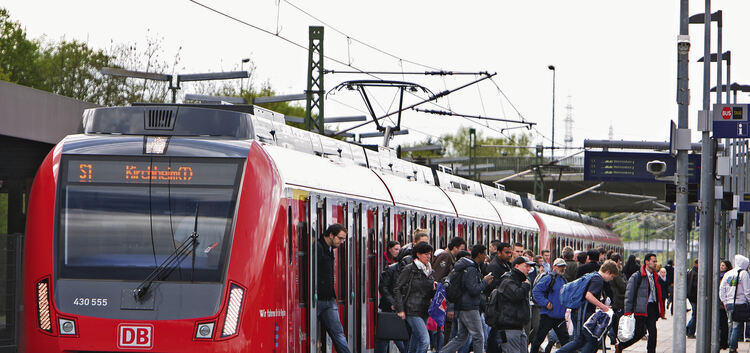 Im Halbstunden-Takt fährt die S-Bahn zwischen Kirchheim und Herrenberg. Besonders zu Stoßzeiten ist die Strecke stark frequentie