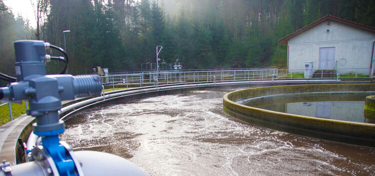 In der Kläranlage der Gemeinde Baltmannsweiler fallen jährlich 420 Tonnen Schlamm an. Die Becken werden vom Gruppenklärwerk Wend