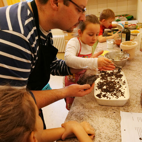 Teamwork in der FBS-Küche beim Kochkurs für Väter und Kinder.Fotos: Günter Kahlert