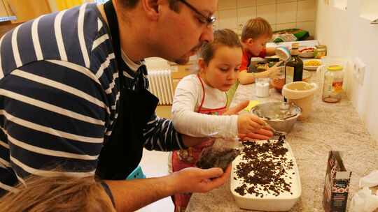 Teamwork in der FBS-Küche beim Kochkurs für Väter und Kinder.Fotos: Günter Kahlert Teamwork in der FBS-Küche beim Kochkurs für Väter und Kinder.Fotos: Günter Kahlert