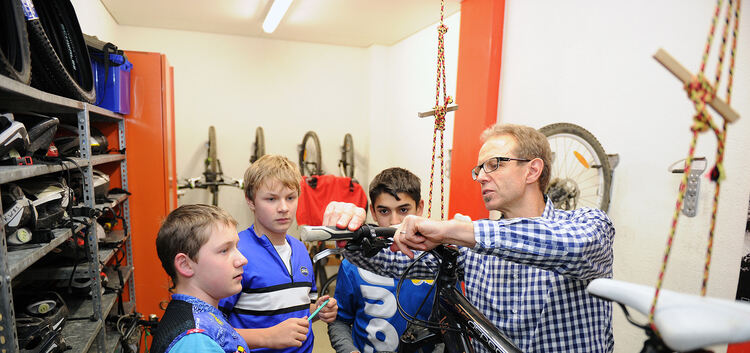 Ein Projekt des Fördervereins der Konrad-Widerholt-Förderschule ist die Bike-AG. Dabei zeigen Lehrer Klaus Blank (Foto) und Brun