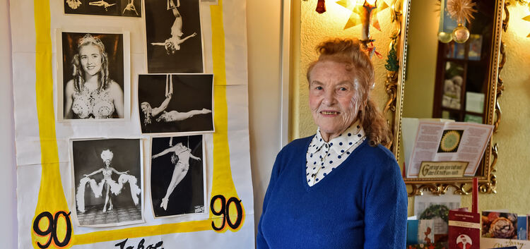 Freya Widmaier-Jossé vor ihrem 90er-Plakat. Fotos: Markus Brändli