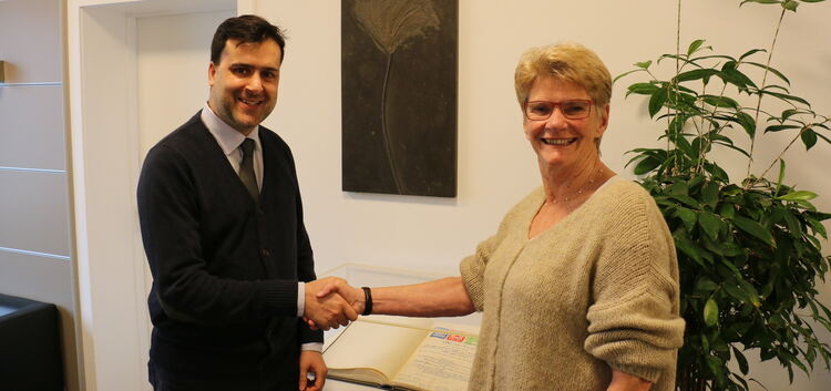 Angelika Matt-Heidecker begrüßt Ali-Babak Rafipoor als Integrationsbeauftragten im Rathaus. Foto: pr